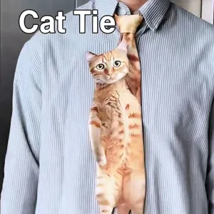 Primer plano de una corbata creativa con divertido estampado de gato para camisas casuales.