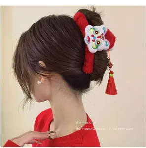 Pinza de pelo de felpa roja para el Año Nuevo Chino con diseño de danza del león
