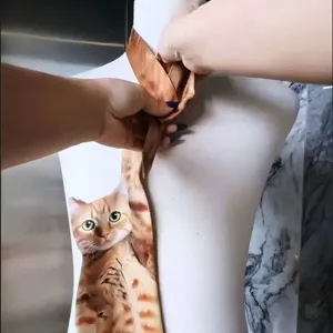Primer plano detallado del anudado de un pañuelo de seda con un estampado de gato