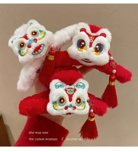 Detalle de pinzas para el cabello de peluche danza del león con borlas.
