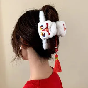 Pinza para el pelo festiva de felpa danza del león con borla roja y colgante de Fu