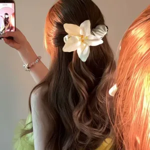 Eleganter weißer Lilienblüten-Bananen-Haarclip für das Styling von Pferdeschwänzen