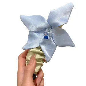 Eleganter hellblauer Stoffblumen-Bananen-Haarclip mit zarten Perlendetails für Damen