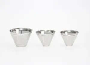 Vista dettagliata del filtro caffè in acciaio inox, colino conico a maglia fine per ricambio.