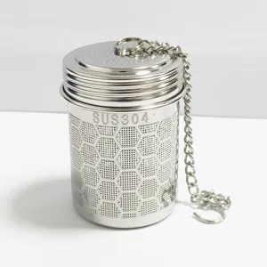 Infuseur à thé en acier inoxydable gros plan, filtre à mailles fines avec chaîne.