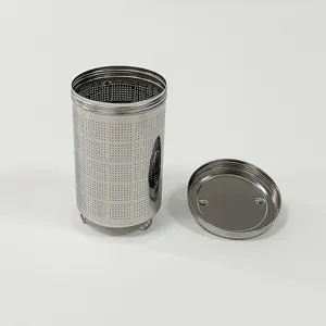 Vue detaillee du panier filtre a the en acier inoxydable avec micro-trous et couvercle.