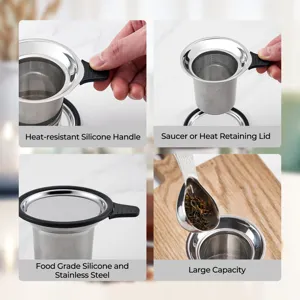 Dettaglio infusore da tè in acciaio inossidabile con manico in silicone e filtro a grande capacità.