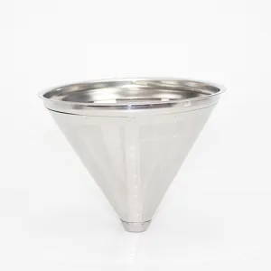 Primo piano dettagliato del filtro per caffè in acciaio inossidabile a rete fine.