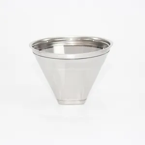 Dettaglio filtro caffe in acciaio inossidabile, accessorio cucina microfori conico.