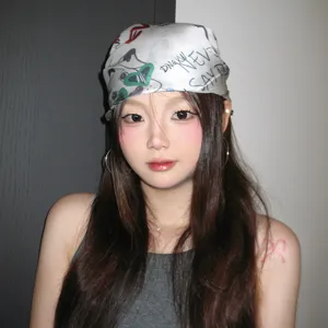 Elegante pañuelo bandana blanco vintage con patrón graffiti urbano para mujer