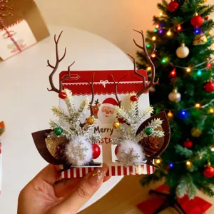 Pinzas navideñas festivas con astas de renos y campanas para decoración de cabello en fiesta.