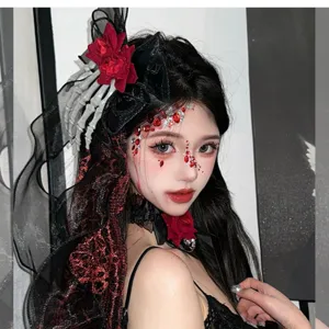 Detalle de la pinza para el pelo con mano de esqueleto gótico de Halloween con rosa y encaje negro