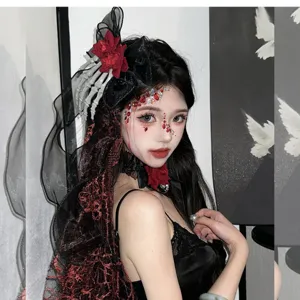 Detalle de horquilla de mano de esqueleto gótico con rosa roja y velo de encaje para Halloween.