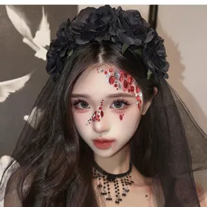 Tocado gótico de Halloween con rosas negras, velo y detalles de pedrería roja facial