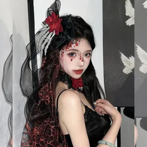 Pinza de pelo gótica de Halloween con mano de esqueleto, rosa roja y encaje negro.