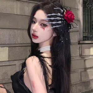 Pinza de pelo mano de esqueleto gótico Halloween con rosa roja para estilo oscuro