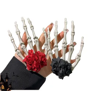 Pinzas para el cabello de mano de esqueleto gótico con rosas rojas y negras decorativas