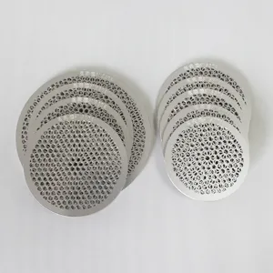 Filtre en treillis gravé en acier inoxydable pour café et thé avec micro-trous de précision.