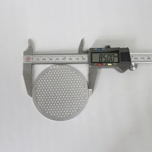 Détail de maille de filtre gravée en acier inoxydable de précision, diamètre 85 mm.