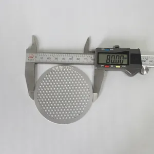 Vue détaillée de filtre en acier inoxydable gravé de précision, plaque perforée.