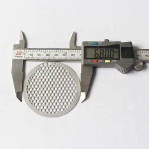 Filtre en acier inoxydable gravé de précision, vue détaillée montrant la mesure exacte.
