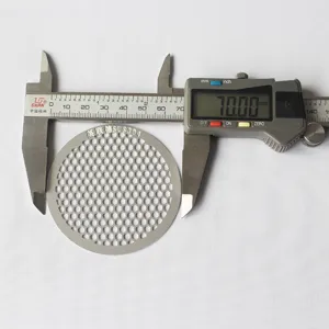 Détail de filtre à mailles gravé de précision en acier inoxydable avec mesure de 70 mm.
