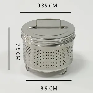 Vue détaillée du panier filtre à épices en acier inoxydable avec poignée et couvercle.