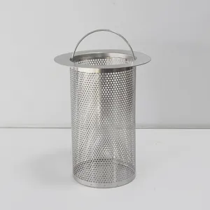 Edelstahl Metall Netzfilter Detail, fein gelochter Abflusskorb mit praktischem Griff.