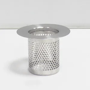 Edelstahl Spülen Sieb Detail Ansicht mit feinen Wabenlöchern für effizienten Wasserabfluss.