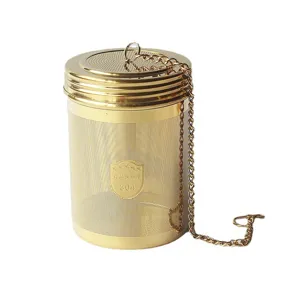 Goldener edelstahl tee-ei sieb mit kette für losen tee, gewürze und küchenanwendungen.