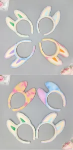 Vue détaillée de jolis serres-têtes en peluche avec oreilles de lapin aux couleurs pastel.