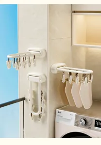 Opvouwbaar wanddroogrek met meerdere klemmen, ideaal voor sokken en ondergoed op het balkon.