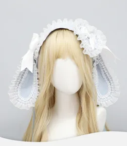 Detaillierte Ansicht des Lolita Hasenohren Haarreifs mit zarter Spitzenrüsche und Schleife.