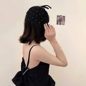 Dettaglio di un velo da sposa nero francese retrò con eleganti accenti di strass