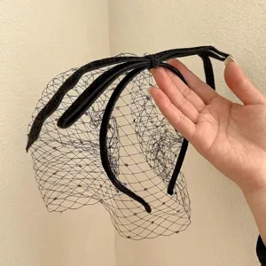 Dettaglio del cerchietto con velo da sposa nero in stile retrò francese e rete.
