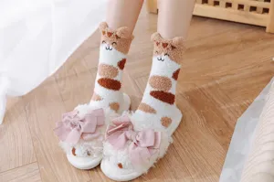 Nahaufnahme von gemütlichen Korallenfleece-Katzen-Socken mit Stickerei und 3D-Ohren