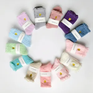 Detaillierte Draufsicht auf bunte, dicke Korallenfleece-Socken mit goldenen Herzen