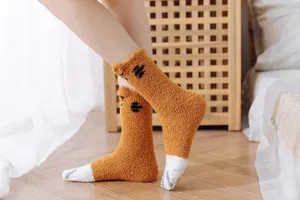 Gemütliche, dicke Korallenvlies-Socken mit süßen Katzenpfoten und Stickerei.