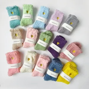 Bunte weiche Korallenvlies-Socken mit bestickten goldenen Herzen in verschiedenen Farben