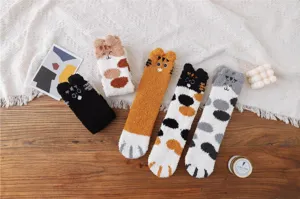 Detailansicht von fünf Paaren flauschiger Korallenvlies-Socken mit Katzenstickerei