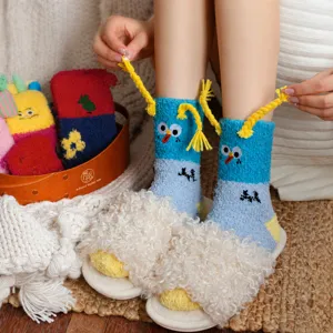 Calcetines de dormir de monstruo de lana de coral azul con pantuflas blancas suaves