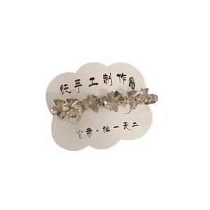 Barrette à cheveux élégante en cristal faite à la main avec des pierres grises.