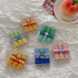 Vista macro detallada de seis paquetes de mini gomas elásticas de colores para niños