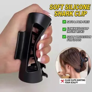 Detalle de cerca de una pinza para el cabello de silicona negra flexible para mujer.