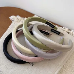 Elegante set de diademas de satén perlado de colores con etiquetas hechas a mano