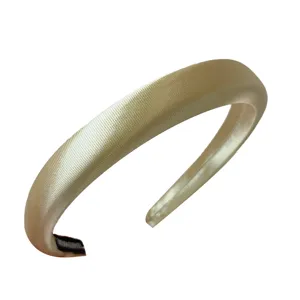 Elegante diadema acolchada de satén champán para peinados con volumen superior