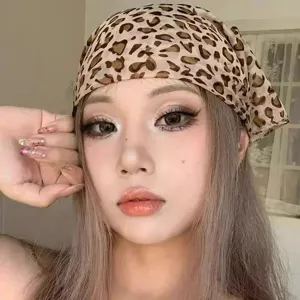 Vista dettagliata di un foulard lucido con stampa leopardata come accessorio alla moda