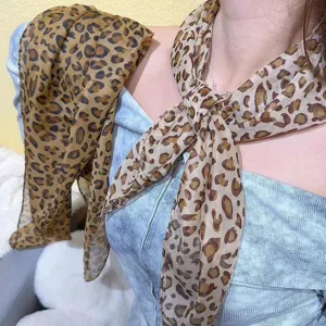 Dettaglio ravvicinato di una sciarpa leopardata alla moda indossata come accessorio chic
