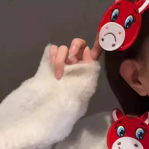 Primo piano di un adesivo per capelli a forma di cavallo rosso sui capelli di una bimba
