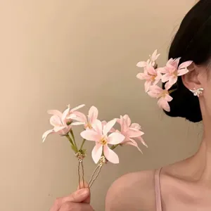 Eleganti forcine per capelli con fiori rosa e farfalle per lo styling Hanfu, modella.